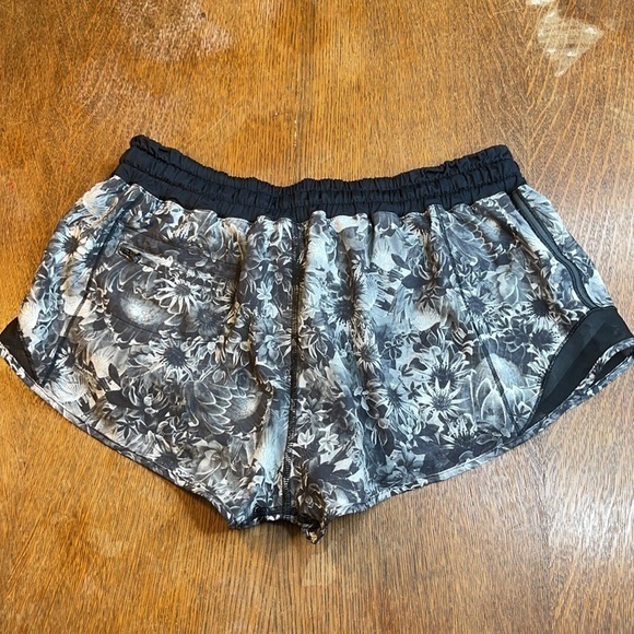 Lululemon Hotty Hot Short Flowabunga Black Angel Wing Size 10 - Picture 3 of 12